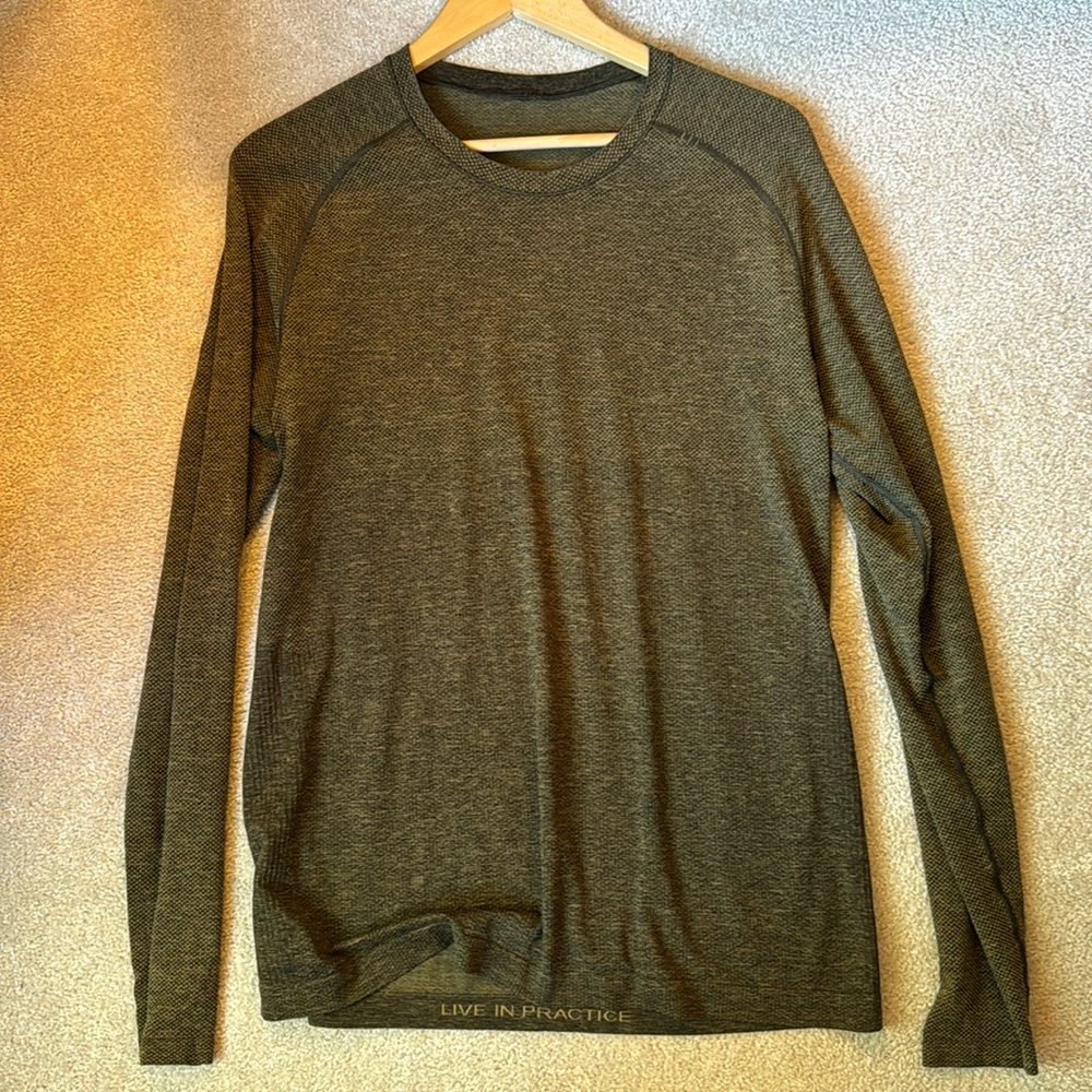 Lululemon Men’s Vent Tech Long Sleeve olive green Henley Shirt Size Medium